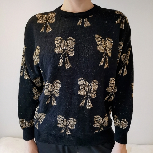 Medium vintage black Christmas sweater, gold bow holiday jumper - Picture 2 of 5